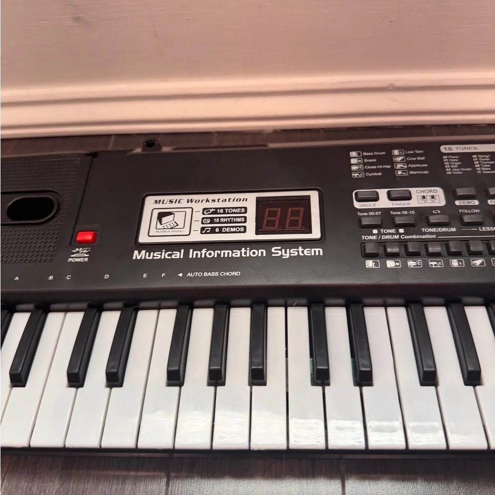 Black and White Electronic Lightweight Beginner Keyboard for Kids Toddlers